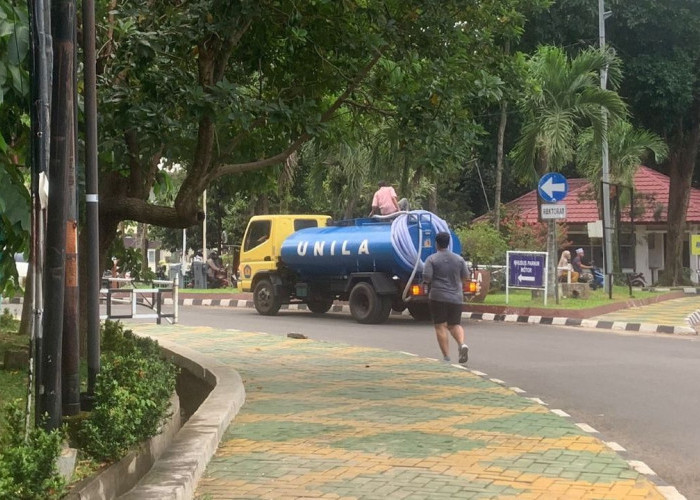 UNILA Semprot Taman dengan Mobil Tangki Air, Wujud Nyata Green Campus