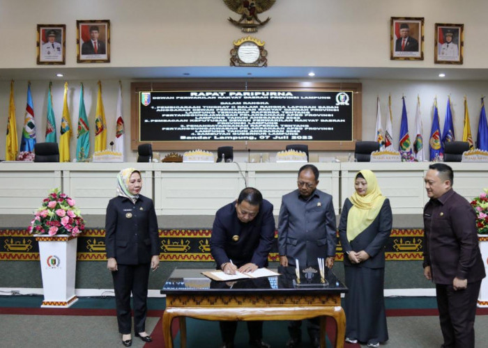 Gubernur Arinal dan Ketua DPRD Mingrum Gumay Tandatangani Raperda Pertanggungjawaban APBD 2022 
