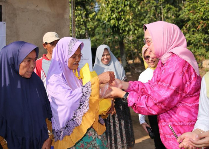Ketua TP PKK Lampung Riana Beri Bantuan Sembako dari Program Siger kepada Warga Batu Putuk