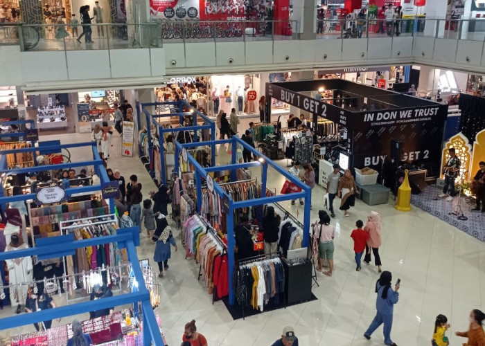 Mall Boemi Kedaton Padat Pengunjung Hendak Berbelanja Kebutuhan Lebaran 
