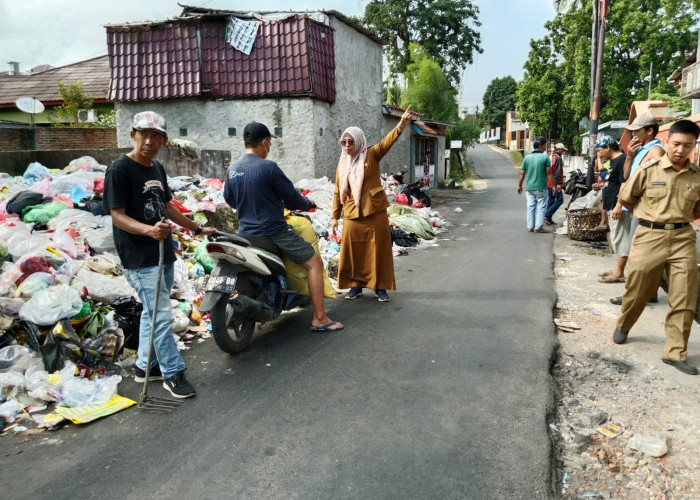 Lurah Gedong Air Imbau Warga Buang Sampah di Tempat yang Sudah Disediakan