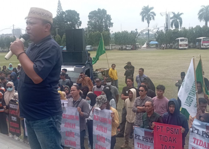 Puluhan Massa Gelar Aksi di Depan Kantor DPRD Lampung, Dukung Penutupan PT PSM Way Kanan 