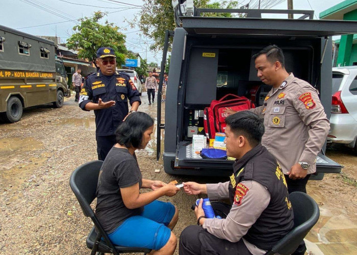 Biddokkes Polda Lampung Dirikan Posko Bagi Warga Terdampak Banjir 