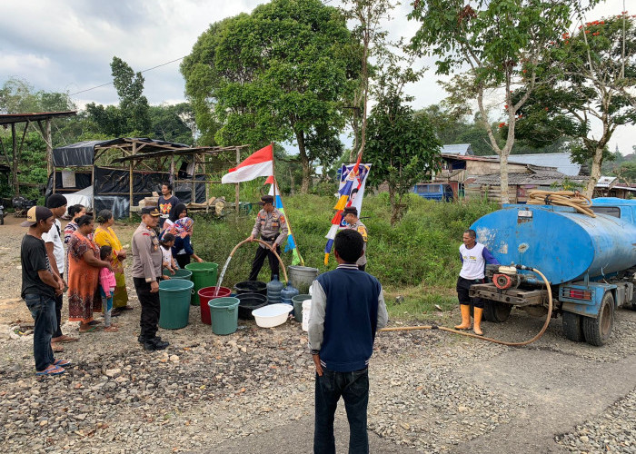 Polres Lampung Barat Bawa Tangki Air Kapasitas 12.000 Liter ke Tengah Pemukiman, Untuk Apa?