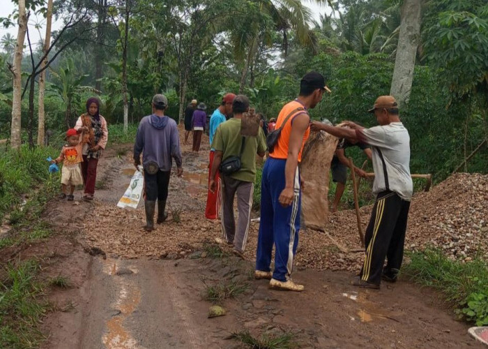 Warga Desa Pekurun dan Desa Kinciran Swadaya Perbaiki Jalan yang Rusak Selama 6 Tahun