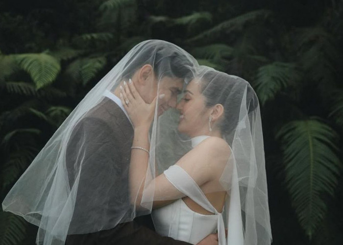 6 Potret Prewedding Ranty Maria dan Rayn Wijaya dengan Konsep Rustic Hangat