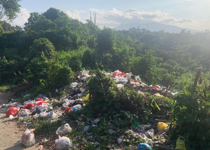 Sampah Menumpuk di Jalan Saleh Raja Kusuma, Wajah Wisata Sumur Putri Tercoreng