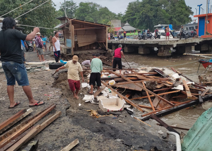 Gelombang Laut Hancurkan Gudang Ikan dan Warung di Kuala Stabas