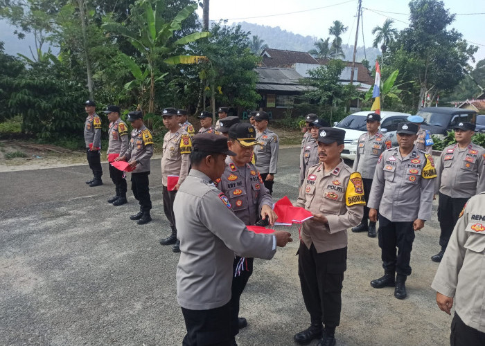 Jalankan Sprin Kapolres Lampung Barat, Bhabinkamtibmas Polsek Sumber Jaya Bagi Bendera Ke Warga