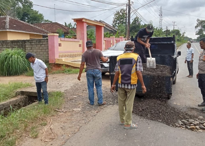 Bhabinkamtibmas dan Warga Gotong Royong Perbaiki Jalinsum Abung Selatan