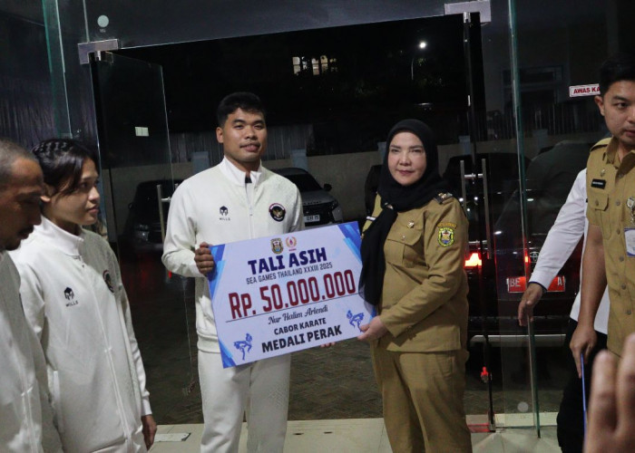 Eva Dwiana Apresiasi Atlet SEA Games 2025, KONI Bandar Lampung Serahkan Bonus dan Janji Umroh