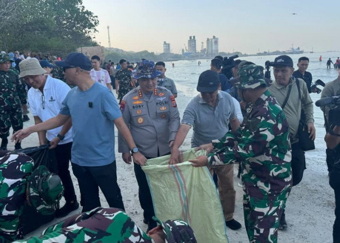 Gerakan Radin Inten Asri Satukan Polda Lampung dan Forkopimda Bersihkan Pesisir Tarahan