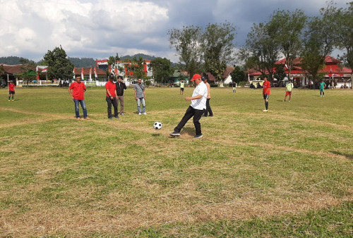 Camat Mat Suhyar Buka Turnamen Sepak Bola Piala HUT RI