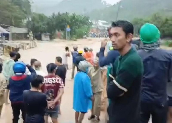 BPBD Bandar Lampung Melakukan Evakuasi Warga Terdampak Banjir di Teluk Betung