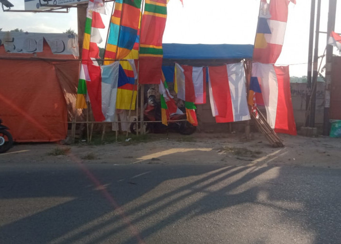 Jelang Perayaan Hari Kemerdekaan, Pedagang  Bendera Mulai Ramai di Jati Agung 