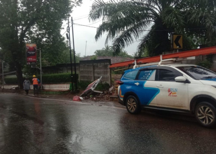 Papan Reklame Roboh di Kotabumi, Ibu Paruh Baya Nyaris Tertimpa