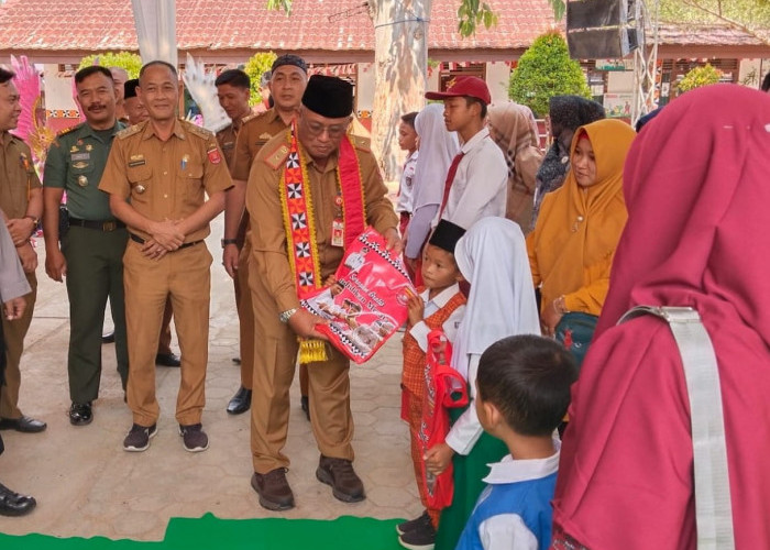 Tahun 2023, Disdikbud Lampung Barat Bagikan 10.965 Stel Seragam Sekolah Gratis 