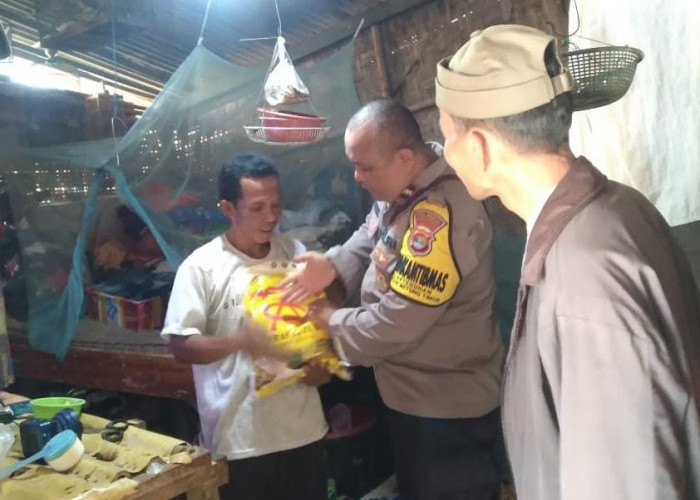 Polsek Teluk Betung Timur Bagikan Beras Kepada Warga yang Membutuhkan