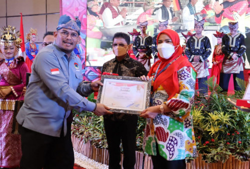Walikota Eva Dwiana Hadiri Rakernas APEKSI di Kota Padang