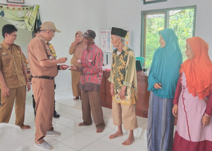 Salurkan BLT-DD di Pahayu Jaya, Camat Pagar Dewa Minta Para KPM Manfaatkan Bantuan Tepat Guna 