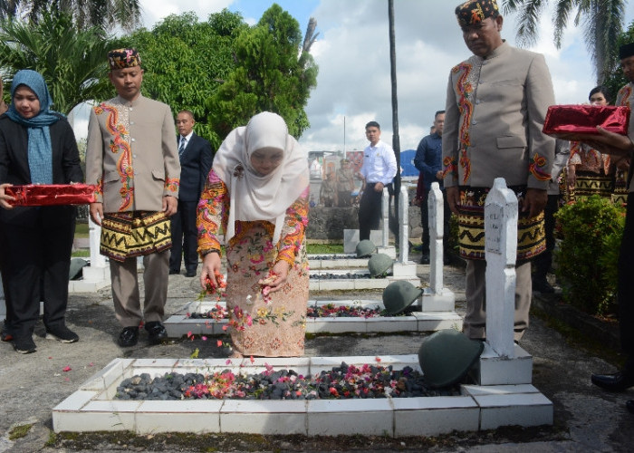 Wali Kota Bandar Lampung Ziarah ke Taman Makam Pahlawan Peringati HUT ke-343