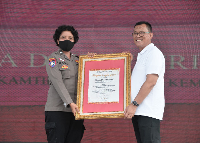 Peringatan Hari ibu tahun 2022, Radar Lampung Beri Penghargaan Polwan