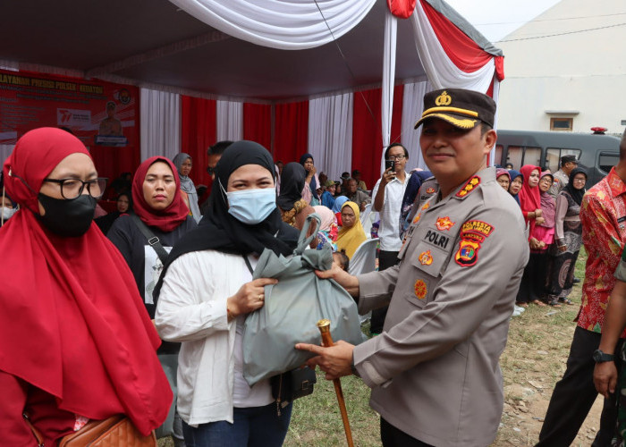 Gelar Pelayanan Presisi, Kapolresta Bandar Lampung Bagikan Paket Sembako kepada Masyarakat Kurang Mampu