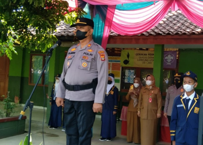 Kasat Binmas Polres Lampura Pimpin Upacara Pengibaran Bendera di SMPN 6 Kotabumi
