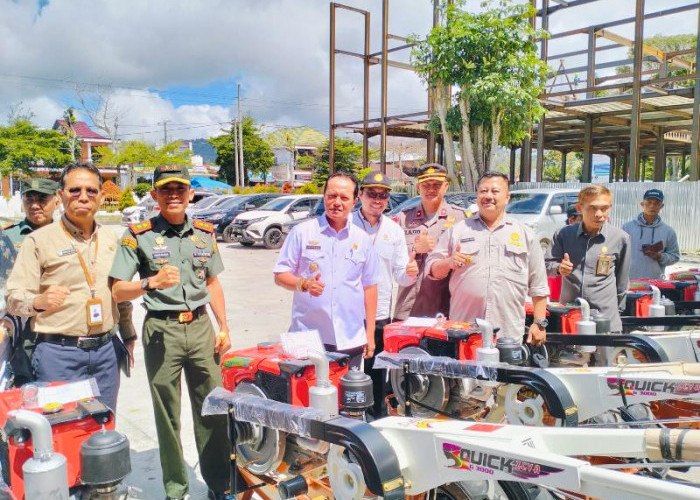 Pj Bupati Lampung Barat Serahkan Bantuan Pompa dan Traktor