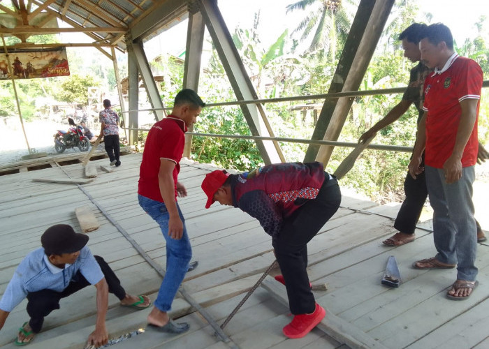 Tidak Diperbaiki Pemkab, Jembatan Way Semangka Suoh Diperbaiki Secara Swadaya