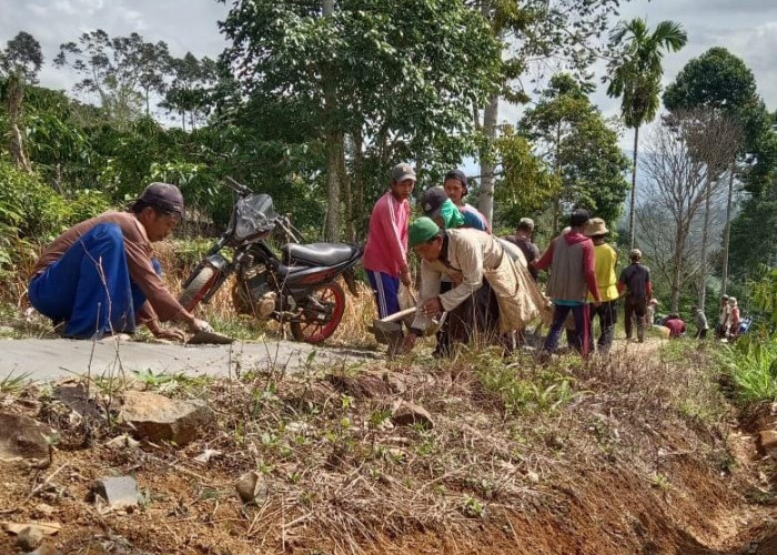 Tak Kunjung Dibangun, Warga Swadaya Perbaiki Jalur Sukabumi-Tebaliokh 