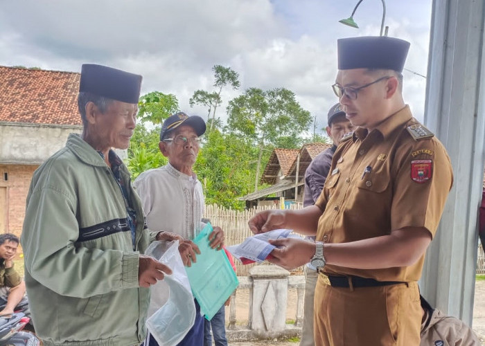 Secara Simbolis, Camat Bambang Bagikan KKS Untuk 156 KK