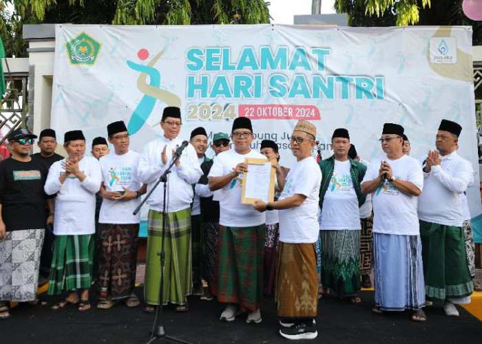 Peringatan Hari Santri, Pj Gubernur Samsudin Serahkan Perda Pondok Pesantren Kepada PWNU Lampung