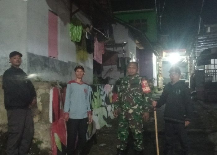 Babinsa dan Linmas Gelar Patroli Siskamling, Jaga Keamanan Warga Kaliawi Persada
