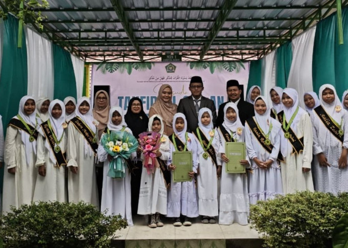 MIN 1 Lampung Barat Wisuda Tahfidz Al-Qur’an dan Resmikan Gerbang Baru