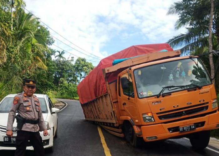 Truk ‘Terduduk’ di Jalibar, Ini Penyebabnya