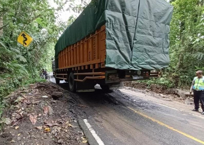 Sempat Terhambat, Arus Lalu Lintas Liwa-Krui Kembali Lancar