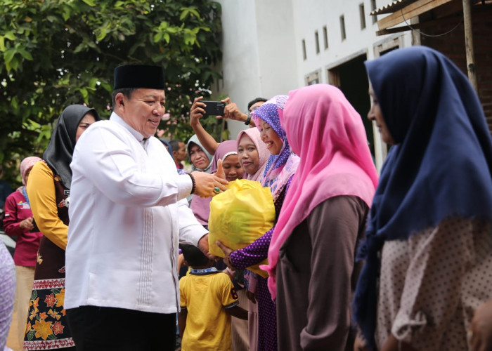 Gubernur Lampung Arinal, Beri Bantuan Kursi Roda untuk Warga Difabel di Kota Metro