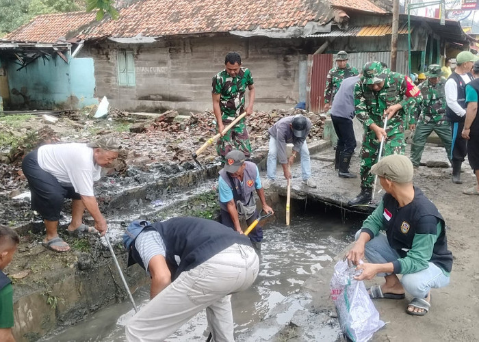 Babinsa dan Warga Kelurahan Pidada Bersinergi Bersihkan Drainase Cegah Banjir