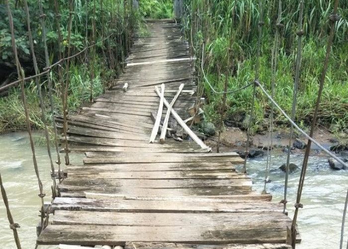 Jembatan Gantung Nyaris Putus, Aktivitas Warga Kampung Juku Batu Tersendat