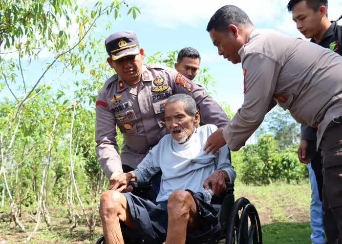 Polres Lampung Barat Beri Bantuan Kursi Roda untuk Lansia