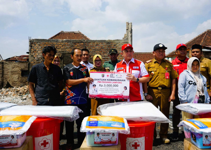 PMI Provinsi Lampung Salurkan Bantuan Kepada Korban Kebakaran di Pekon Sukananti