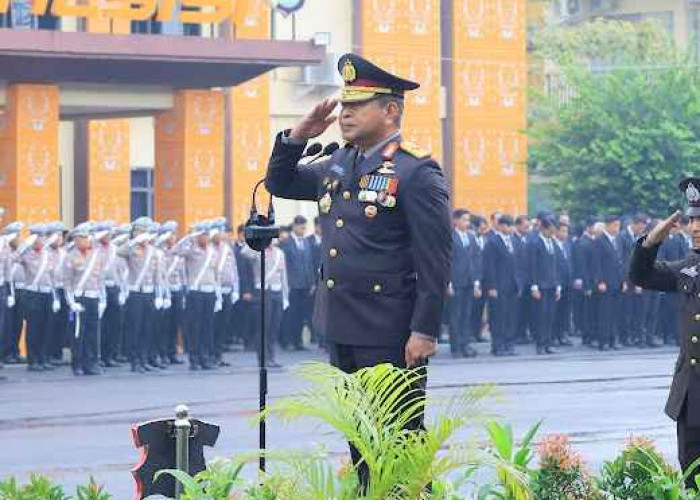 HUT ke-81 RI: Diguyur Hujan, Personel Polda Lampung Tetap Khidmat hingga Selesai
