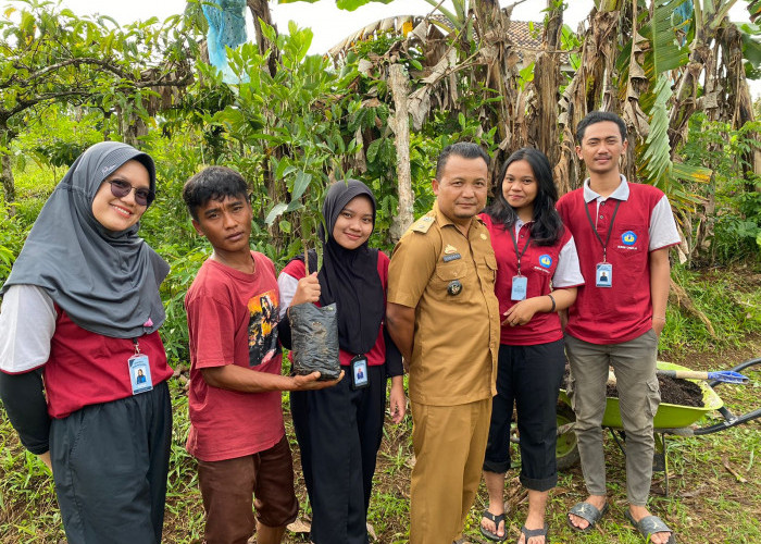 Dukung Program Konservasi, Mahasiswa KKN Unila Tanam Pohon di Pekon Manggarai