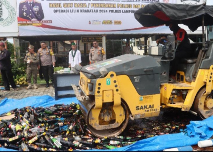 Polres Lamsel Dimusnahkan  Ratusan Botol Miras    Jelang Malam Tahun Baru 2025