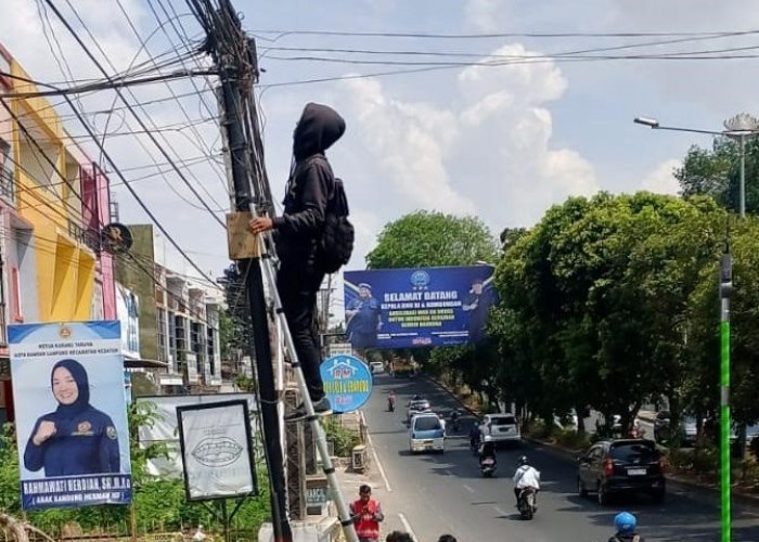 Disperkim Bandar Lampung Tertibkan Kabel Semrawut