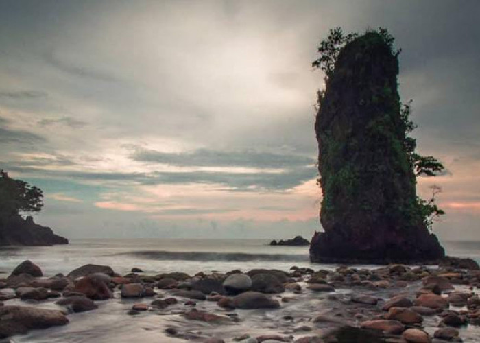 Batu Tihang, Ikon Karang Raksasa di Pesisir Barat Lampung