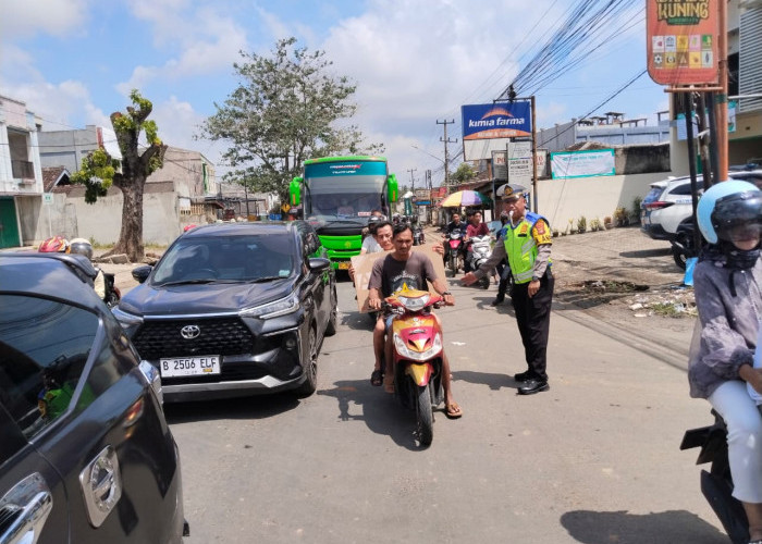 Jalinsum Lampung Utara Padat Merayap, Polisi Turun Tangan Atur Lalu Lintas