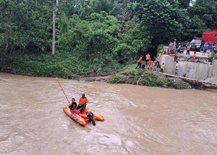 Jembatan Putus, BPBD Buat Akses Penyeberangan Darurat Dengan Perahu Karet 