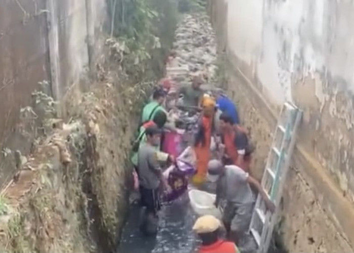 Cegah Banjir, Pemkot Bandar Lampung Bersihkan Sungai di Kupang Raya